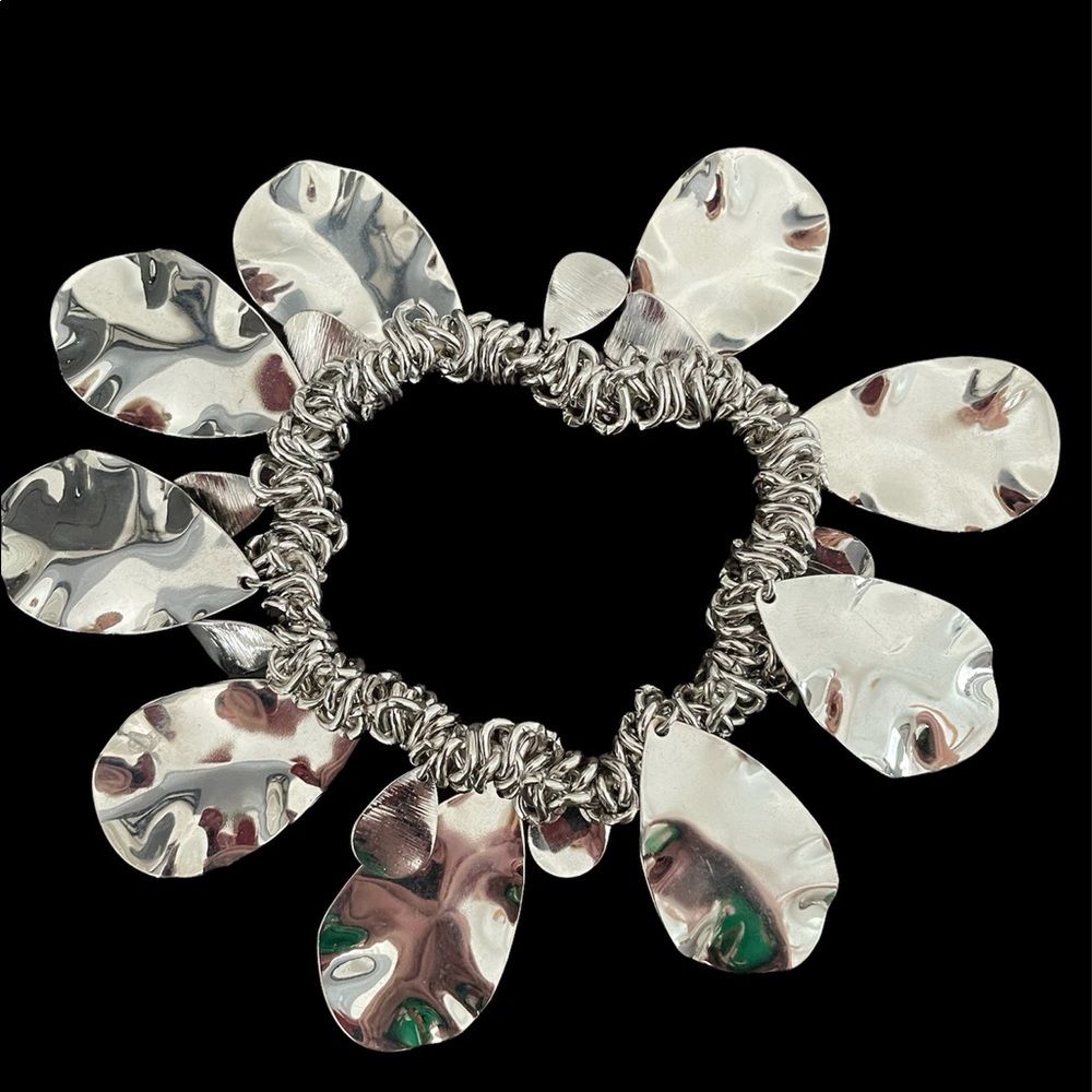 Beautiful silver stretchy bracelet! Never worn!